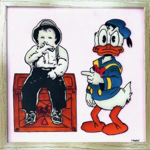 Donald se pose des questions sur cet enfant assis sur une caisse de batons de dynamite